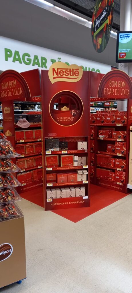 Cenografia Nestlé em placa estruturada com impressão UV — campanha natalina em supermercado