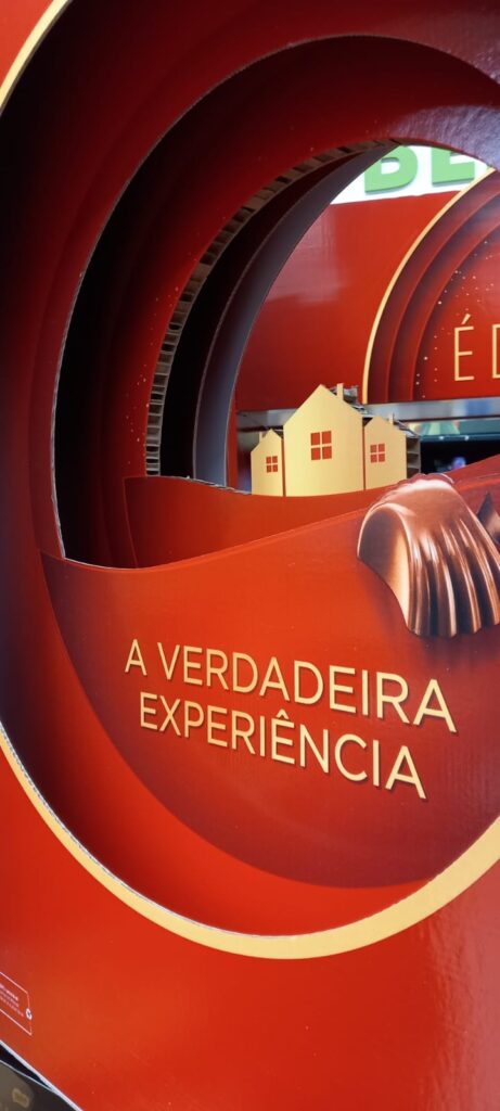 Detalhe da cenografia Nestlé em placa estruturada — estrutura circular com impressão UV