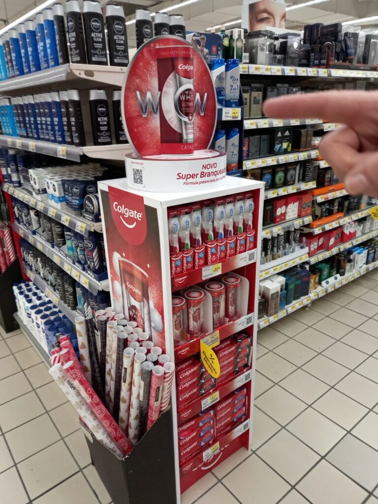 Display Colgate Max White em placa estruturada com impressão UV