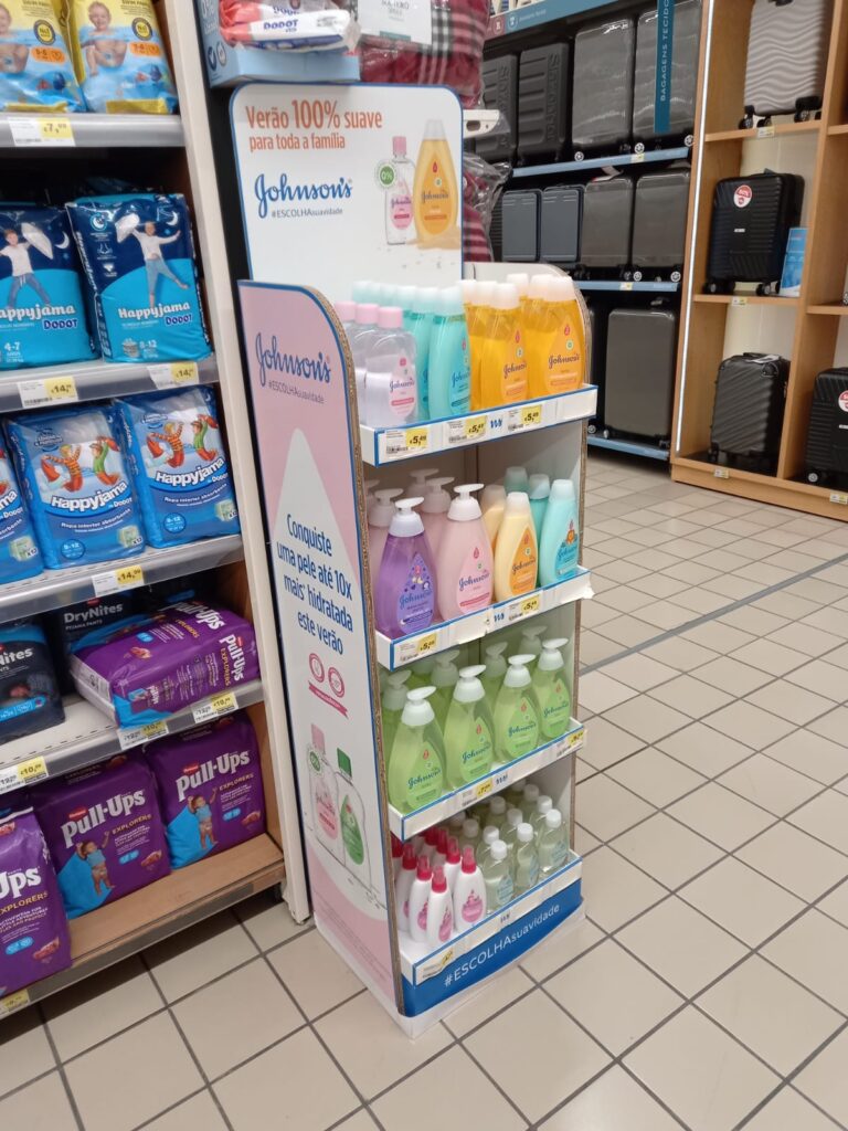 Display Johnson's em placa estruturada com impressão UV