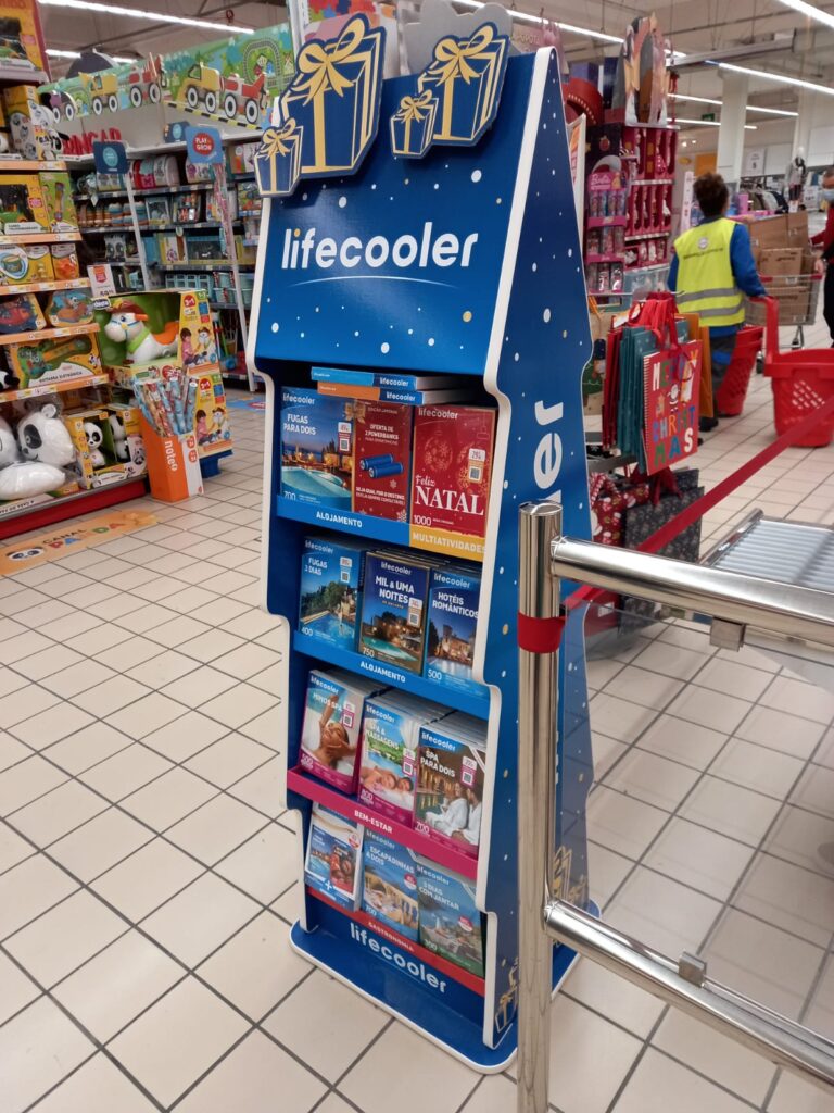 Display Lifecooler em placa estruturada — formato chalé natalino com impressão UV