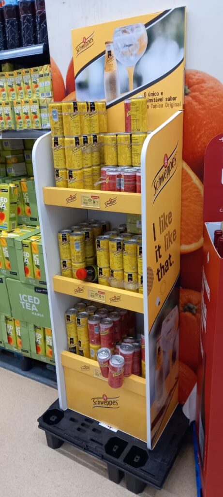 Display Schweppes em placa estruturada — gôndola compacta com impressão UV